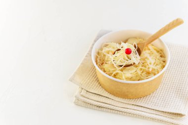 Keten peçetede kızılcıklı lahana turşusu. Mayalanmış gıda konsepti. Yatay yönelim, boşluğu kopyala.