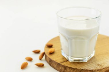 Tahtadaki bardakta badem sütü.