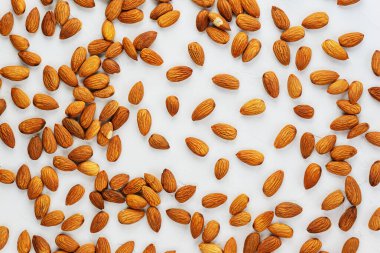 Hafif arka planda badem. Yatay yönelim, üst görünüm.