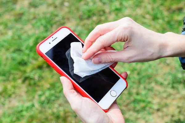 Das Mädchen Desinfiziert Das Telefon Mit Einem Feuchten Tuch Coronavirus — Stockfoto