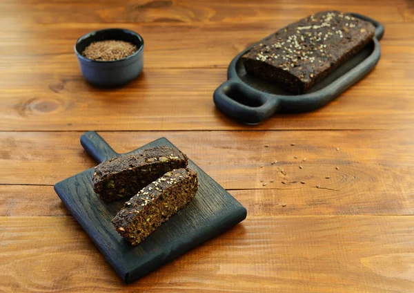 Kahverengi Bir Masada Yapımı Keten Ekmeği Sağlıklı Yemek Glütensiz Şekersiz — Stok fotoğraf
