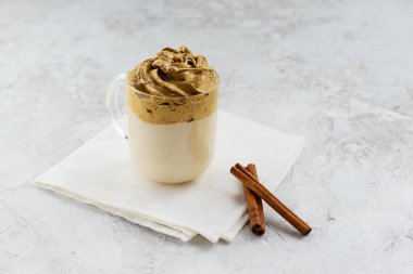 Beyaz peçetede tarçınlı Dalgona kahvesi.