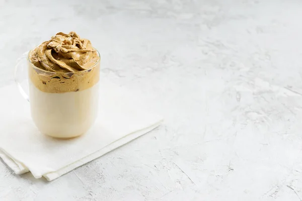 Dalgona Kaffee Mit Milch Auf Einer Weißen Serviette Horizontale Orientierung — Stockfoto