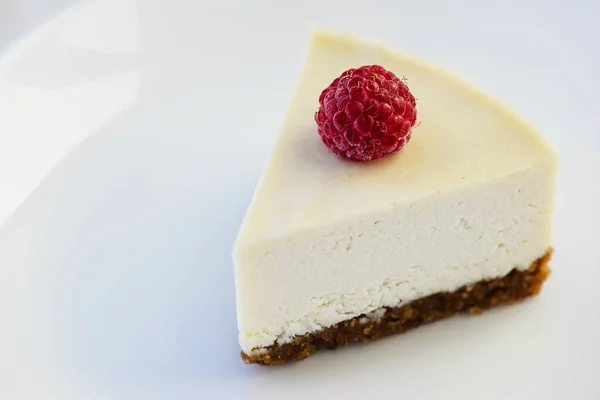 Roher Mandelkuchen Mit Himbeeren Auf Einem Weißen Teller Gesundes Essen — Stockfoto