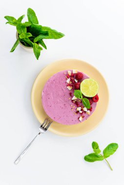 Ahududu ve limonlu çiğ kaju keki. Vejetaryen tatlı, şekersiz, glütensiz, laktozsuz.