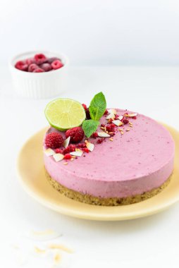 Ahududu, nane ve limonlu ev yapımı çiğ kaju keki. Vejetaryen tatlı, şekersiz, glütensiz, laktozsuz.