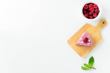 Ahududu, nane ve limonlu ev yapımı çiğ kaju keki. Vejetaryen tatlı, şekersiz, glütensiz, laktozsuz. Yatay yönelim, üst görünüm, kopyalama alanı.