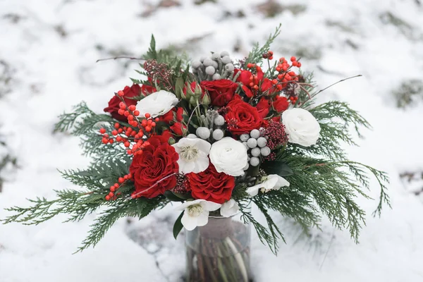 Kışın Kırmızı Beyaz Çiçekli Bir Buket Ranunculus Sprey Gül Esmer — Stok fotoğraf