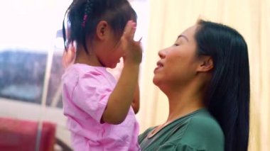 Sevgi dolu bir aile. Anne ve kızı beşlik çakıp sarılıyorlar.