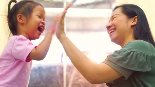 Feliz família amorosa. Mãe e sua filha criança menina jogar alto cinco e abraçando — Vídeo de Stock