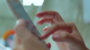 Akıllı telefon işleri ve modern yaşam tarzı konsepti üzerine yazan seçici odaklı kadınlar.