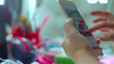 Akıllı telefon işleri ve modern yaşam tarzı konsepti üzerine yazan seçici odaklı kadınlar.