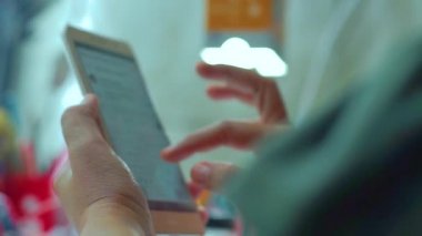 Akıllı telefon işleri ve modern yaşam tarzı konsepti üzerine yazan seçici odaklı kadınlar.