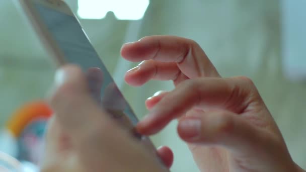 Focus selettivo donne digitando sul business degli smartphone e concetto di stile di vita moderno . — Video Stock
