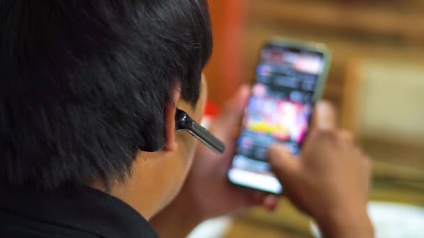 Hombres de enfoque selectivo escribiendo en el negocio de teléfonos inteligentes y el concepto de estilo de vida moderno . — Vídeos de Stock