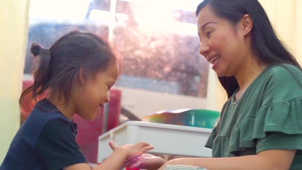 Gelukkige liefdevolle familie. Moeder en haar dochter kind meisje spelen high five en knuffelen — Stockvideo