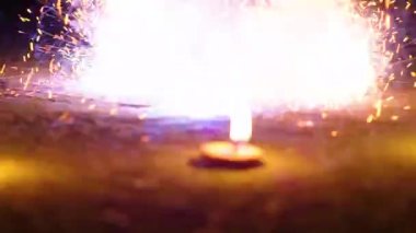 Lanna lambası veya mum ve havai fişek kullanımı Fener Festivali veya Yee Peng Loy Krathong Festivali (dini ayinler için kullanılan mumlar))