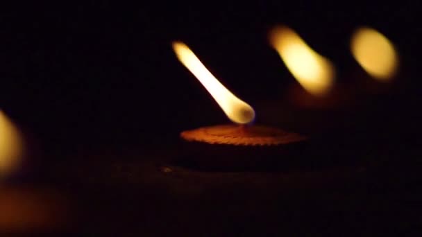 Lanna lampa eller ljus och fyrverkeri användning som Lantern Festival eller Yee Peng Loy Krathong festival (Ljus som ska användas för religiösa ritualer) — Stockvideo