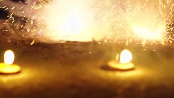 Laterne oder Kerze und Feuerwerk als Laternenfest oder yee peng loy krathong Festival (Kerzen für religiöse Rituale) — Stockvideo