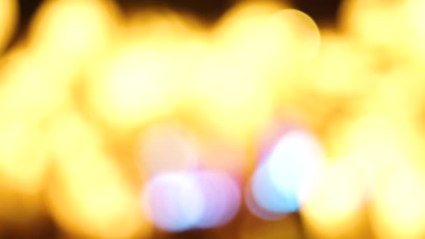 Rose Gold abstraktní rozmazané vánoční světla bokeh, rozostřené světla na ulici v noci. , Rozmazané večerní městská pouliční osvětlení pozadí v Hd — Stock video