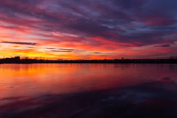 湖の上の壮大な夕日 カラフルな飽和雲が水に反射します劇的なシーンだ美しい風景だ自然界の色です世界の美しさ — ストック写真