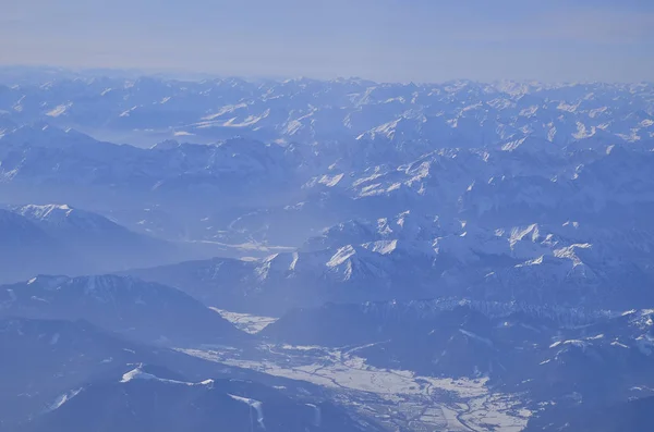 Schneebedeckte Deutsche Alpen Aus Dem Flugzeugfenster Fotografiert — Stockfoto