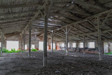 Ahşap çatılı terk edilmiş eski tuğla çiftlik evi yaşlılıktan çökmüş.