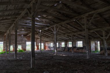 Ahşap çatılı terk edilmiş eski tuğla çiftlik evi yaşlılıktan çökmüş.