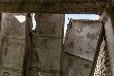 Çöken bir binanın beton levhaları.