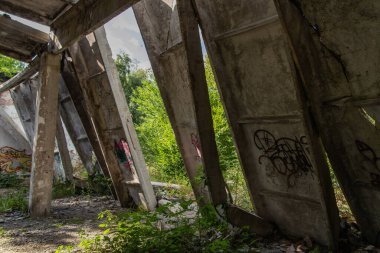 Çöken bir binanın beton levhaları.