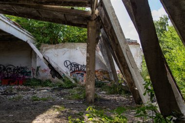 Çöken bir binanın beton levhaları.