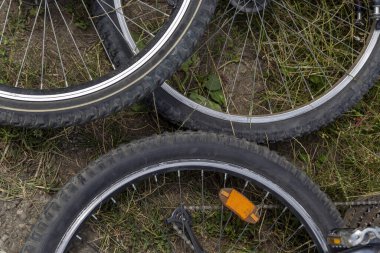 Bisiklet tekerlekleri yerde.