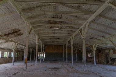 Ahşap çatılı terk edilmiş eski tuğla çiftlik evi yaşlılıktan çökmüş.