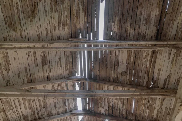 古い木造の屋根は古い時代から農場の崩壊を放棄し — ストック写真