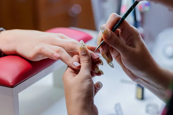 Manicure Master Rysuje Paznokcie Klienta — Zdjęcie stockowe