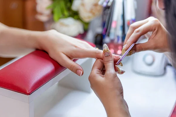 Mistrz Manicure Pilnuje Paznokci Pilnikiem Paznokci — Zdjęcie stockowe