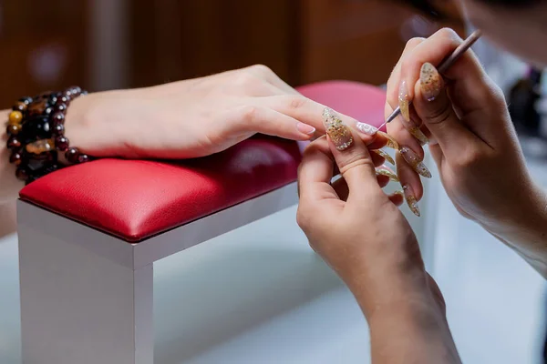 Manicure Master Rysuje Paznokcie Klienta — Zdjęcie stockowe