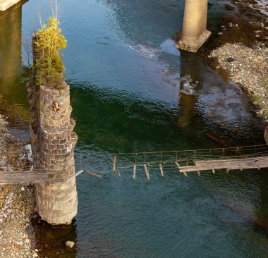 berrak soğuk suyu ve eski köprüsü olan dağ nehri