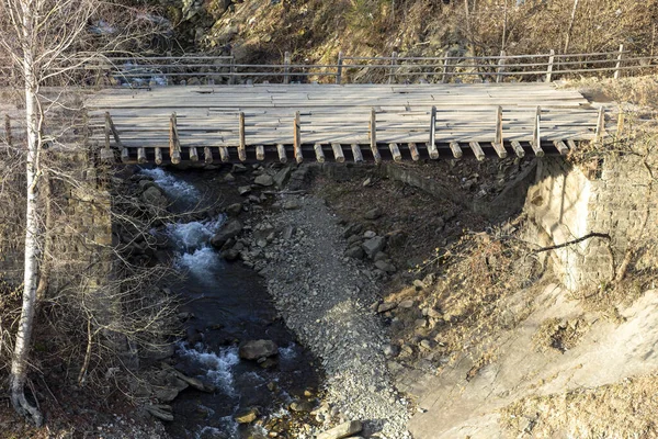 Βουνό Ποτάμι Καθαρό Κρύο Νερό Και Παλιά Γέφυρα — Φωτογραφία Αρχείου
