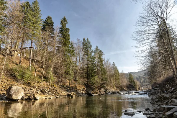 Szybka Górska Rzeka Wczesną Wiosną — Zdjęcie stockowe