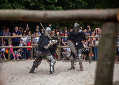Şövalye zırhı içinde şövalye düellosu Krylos, Ivano-Frankivsk, Ukrayna 08.09.2019