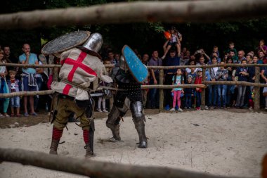 Şövalye zırhı içinde şövalye düellosu Krylos, Ivano-Frankivsk, Ukrayna 08.09.2019