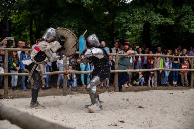 Şövalye zırhı içinde şövalye düellosu Krylos, Ivano-Frankivsk, Ukrayna 08.09.2019