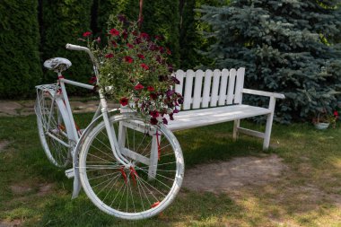 Klasik bisiklet manzarası beyaza boyanmış