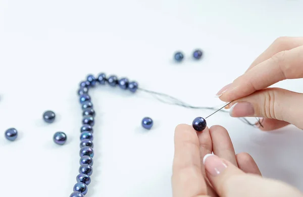 Close Hand Needlewoman Making Necklace Natural Pearls — Stock Photo, Image