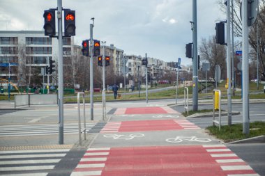 Bisiklet ve yaya geçidi.