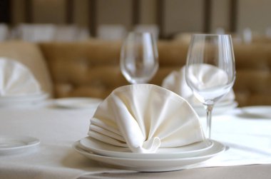 Restoranda servis edilen eşyalar, peçete, şarap bardakları.