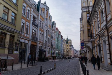 Ukrayna 'nın başkenti Vozdvyzhenka' daki renkli evler, Kyiv, Ukrayna 03 / 19 / 2019