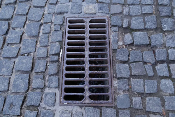 Entwässerungsluke Auf Der Straße Aus Steinpflaster — Stockfoto
