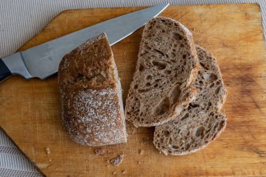 Tahta ve bıçağın üzerinde çavdar ekmeği dilimleri